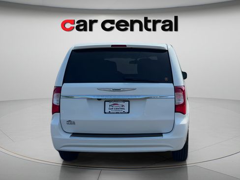 Used 2016 Chrysler Town & Country Touring FWD image 6