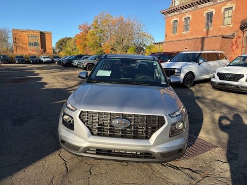 New 2026 Hyundai Venue SE image 2