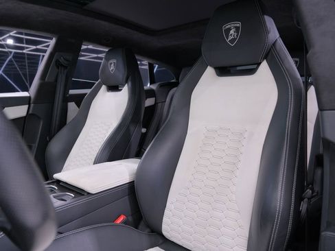 Used 2022 Lamborghini Urus AWD/4WD image 25