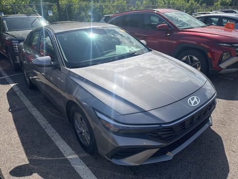 Used 2024 Hyundai Elantra SE FWD image 2