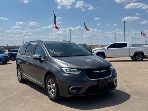 Used 2023 Chrysler Pacifica Limited FWD image 1