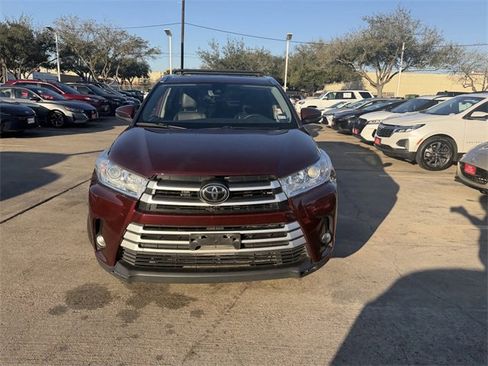 Used 2019 Toyota Highlander XLE image 2