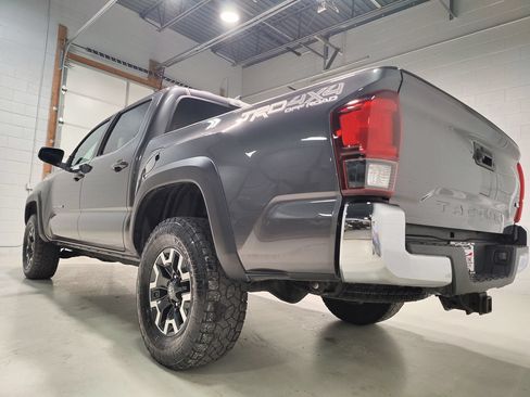Used 2018 Toyota Tacoma TRD Off-Road w/ TRD Premium Off Road Package AWD/4WD image 26