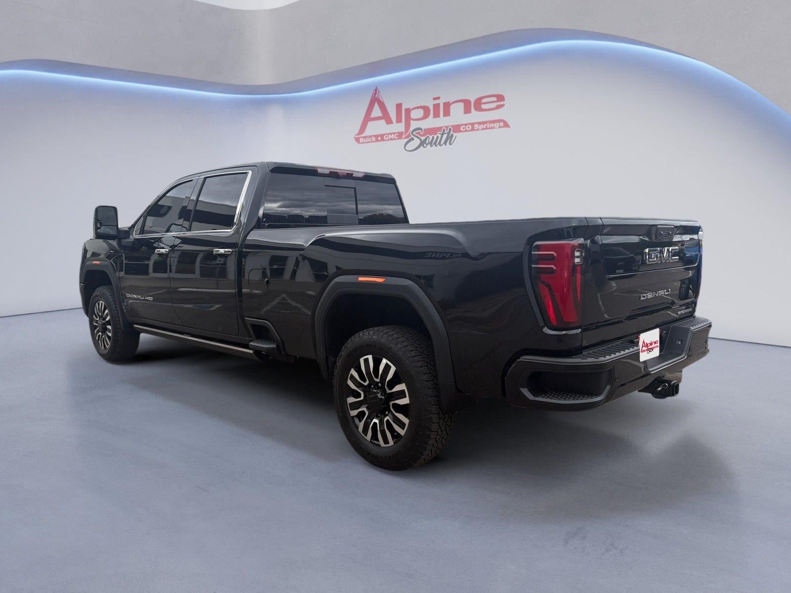 Used 2026 GMC Sierra 2500 Denali Ultimate w/ LPO, Black Badging Package AWD/4WD image 3