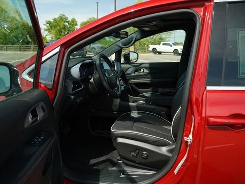 New 2026 Chrysler Pacifica Limited image 12