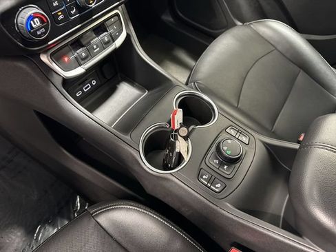 Used 2024 GMC Terrain SLT AWD/4WD image 20