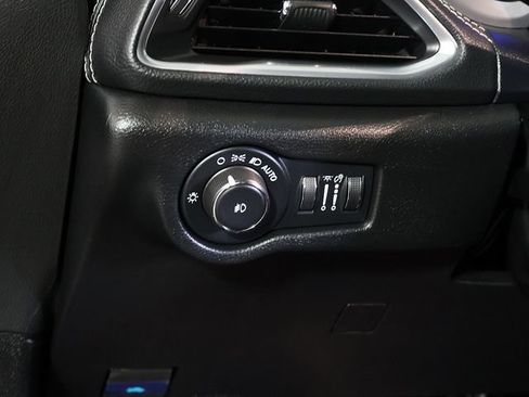 Used 2025 Chrysler Pacifica Limited FWD image 28