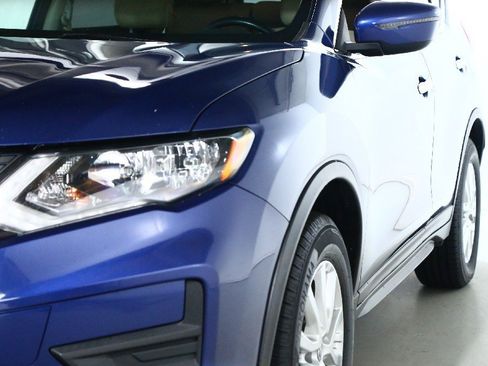 Used 2020 Nissan Rogue SV image 4