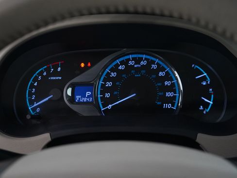 Used 2012 Toyota Sienna XLE image 19