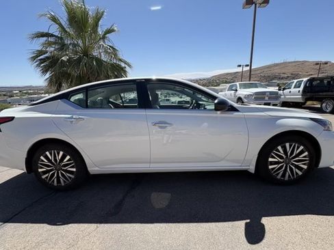 Used 2024 Nissan Altima 2.5 SV FWD image 6