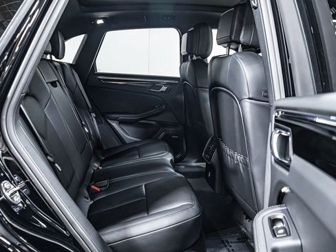 Certified 2025 Porsche Macan image 18