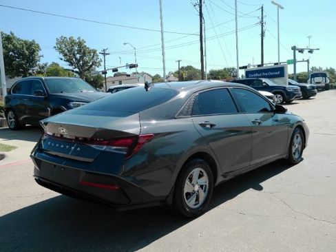 Used 2026 Hyundai Elantra SE FWD image 6