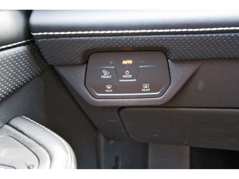 Used 2024 Volkswagen Atlas SE FWD image 19