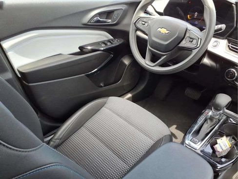 Used 2025 Chevrolet Trax LT FWD image 19