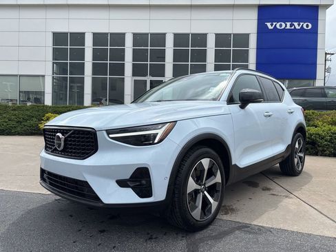 Certified 2026 Volvo XC40 B5 Plus AWD/4WD image 2