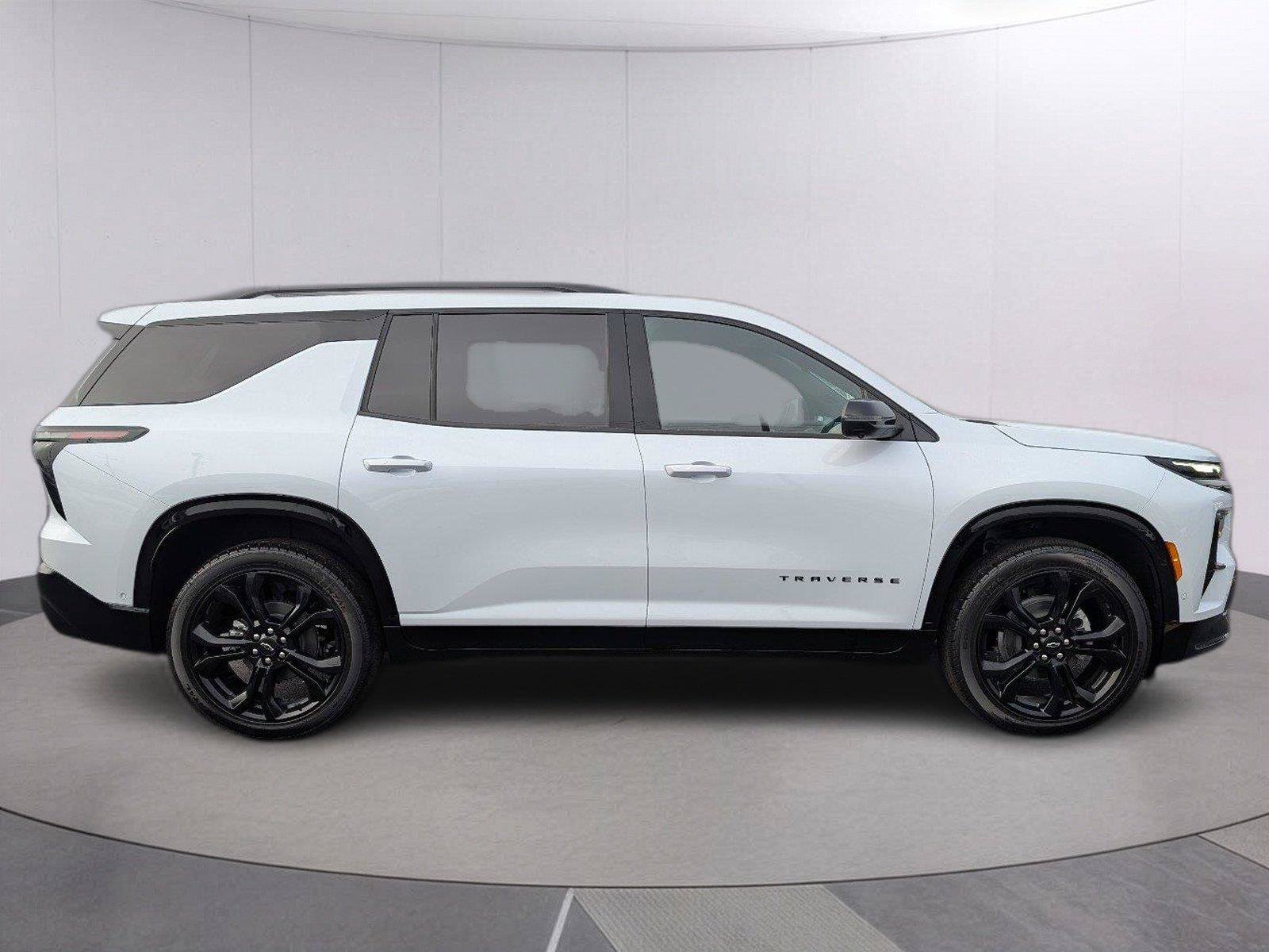 New 2027 Chevrolet Traverse RS w/ LPO, Floor Liner Package FWD image 8