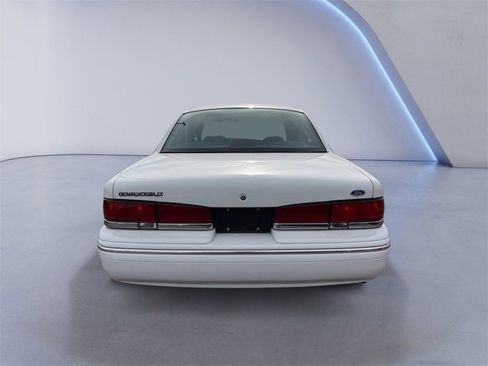 Used 1996 Ford Crown Victoria LX image 4