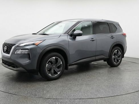 Used 2025 Nissan Rogue SV image 3