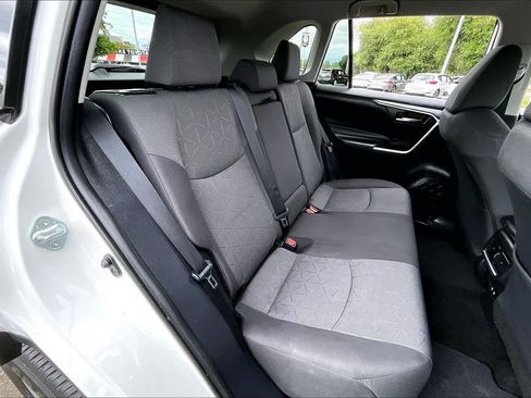 Used 2021 Toyota RAV4 XLE w/ Carpet Mat Package (TMS) FWD image 19