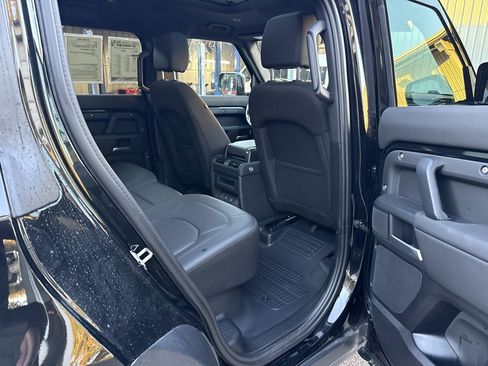 Used 2025 Land Rover Defender 110 S image 31