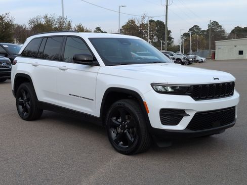 Used 2024 Jeep Grand Cherokee Altitude image 1
