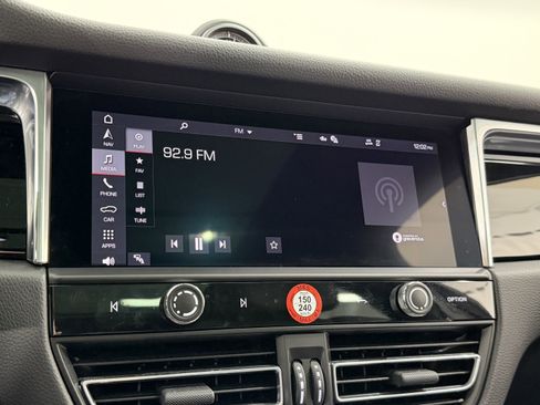 Certified 2025 Porsche Macan image 43