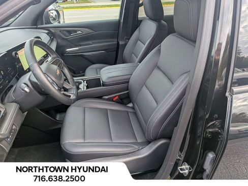 Used 2025 Chevrolet Traverse LT image 5
