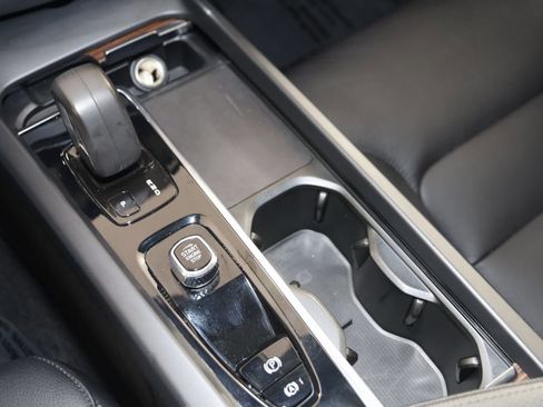 Used 2022 Volvo XC60 B5 Momentum image 29