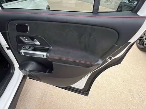 Used 2021 Mercedes-Benz GLB 250 GLB 250 image 20