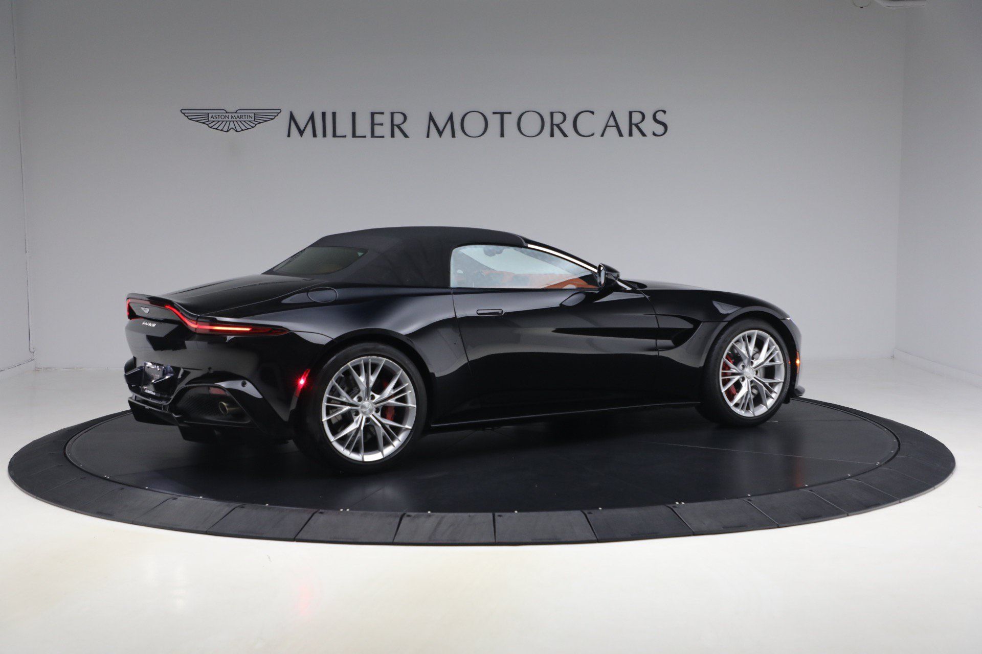 Used 2021 Aston Martin V8 Vantage Roadster RWD image 20