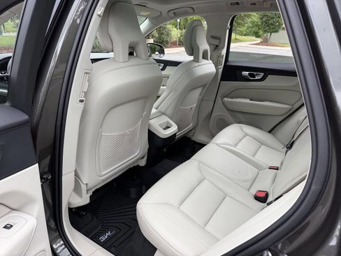 Used 2018 Volvo XC60 T6 Momentum w/ Convenience Package AWD/4WD image 28