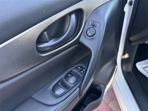 Used 2021 Nissan Rogue Sport S image 11