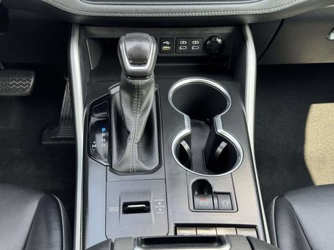 Used 2022 Toyota Highlander XLE FWD image 6