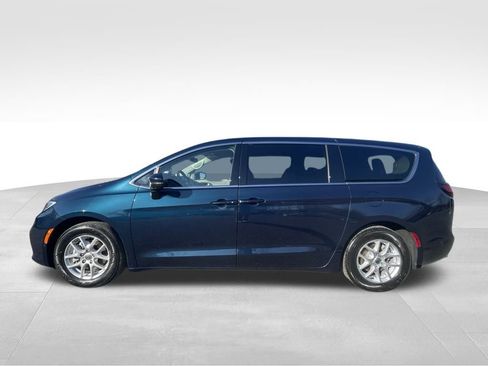 Used 2023 Chrysler Pacifica Touring-L image 19