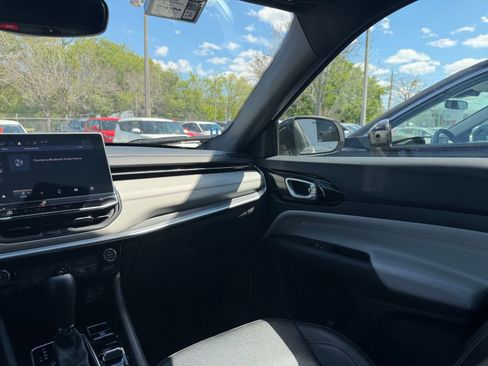 Used 2025 Jeep Compass Limited image 36