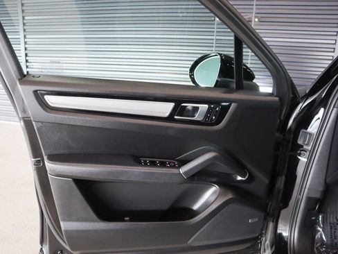 Certified 2022 Porsche Cayenne Platinum Edition image 26