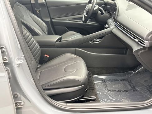 Used 2022 Hyundai Elantra Limited w/ Preferred Accessory Package FWD image 18