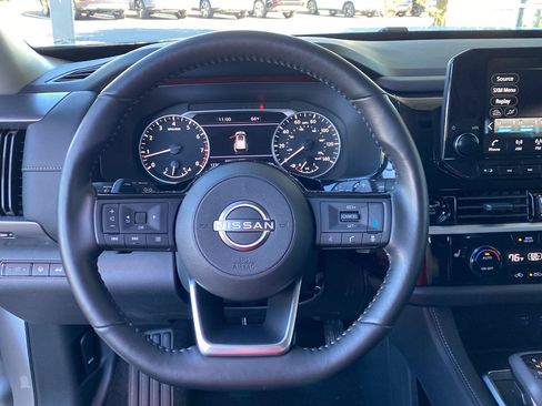 Certified 2025 Nissan Pathfinder SL FWD image 41