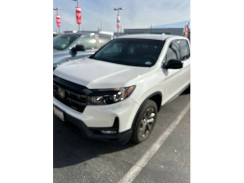 Used 2025 Honda Ridgeline Sport image 2