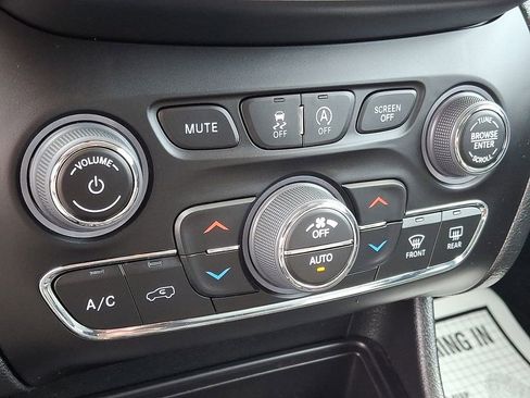 Used 2023 Jeep Cherokee Altitude Lux AWD/4WD image 16