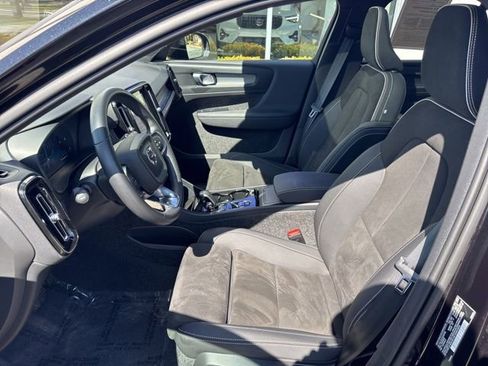 Used 2025 Volvo XC40 B5 Plus AWD/4WD image 19