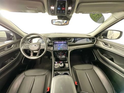 Used 2023 Jeep Grand Cherokee 4WD 4xe image 3