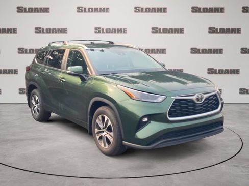 Used 2023 Toyota Highlander XLE FWD image 3