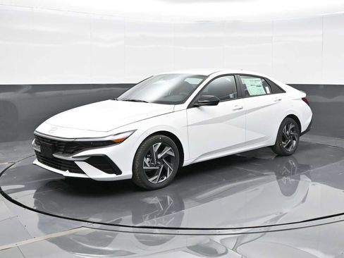 Used 2025 Hyundai Elantra Sport image 4