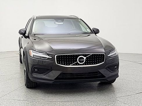Used 2025 Volvo V60 B5 Cross Country Plus AWD/4WD image 2