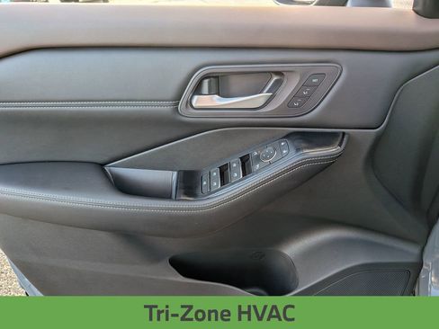 Used 2023 Nissan Rogue SL w/ SL Premium Package image 13