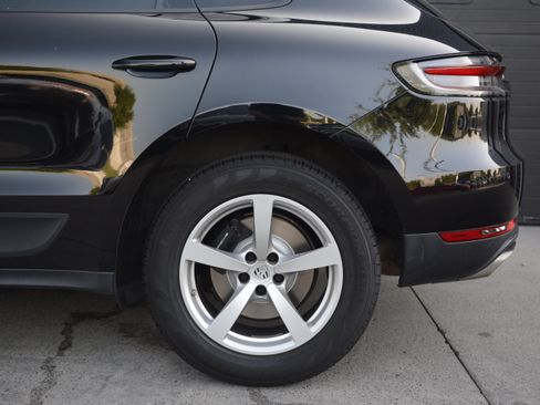 Certified 2019 Porsche Macan AWD/4WD image 37