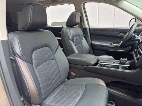 Used 2024 Nissan Pathfinder Platinum FWD image 39