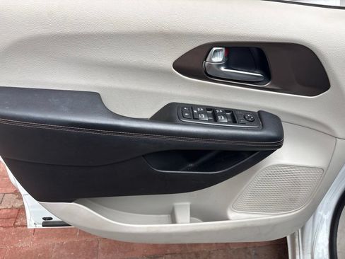 Used 2019 Chrysler Pacifica Touring-L Plus FWD image 15