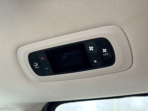 Used 2023 Chrysler Voyager LX image 23